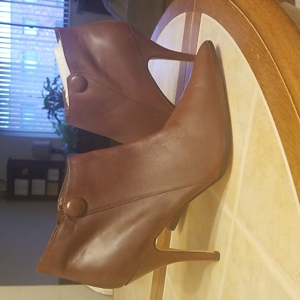 NWOT Bruno Valenti 3' cognac leather pointed toe bootie. Size 11 Unboxed